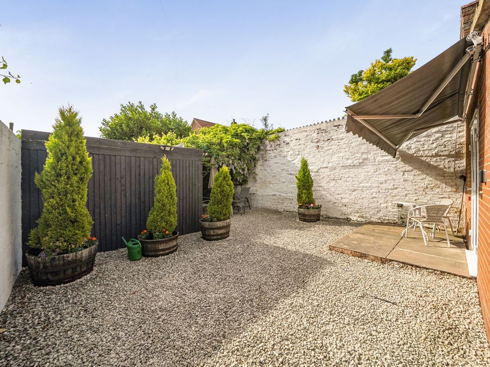 A garden with gravel surface and planters at Cozy Cottage sleeps 4 in Barton upon Humber