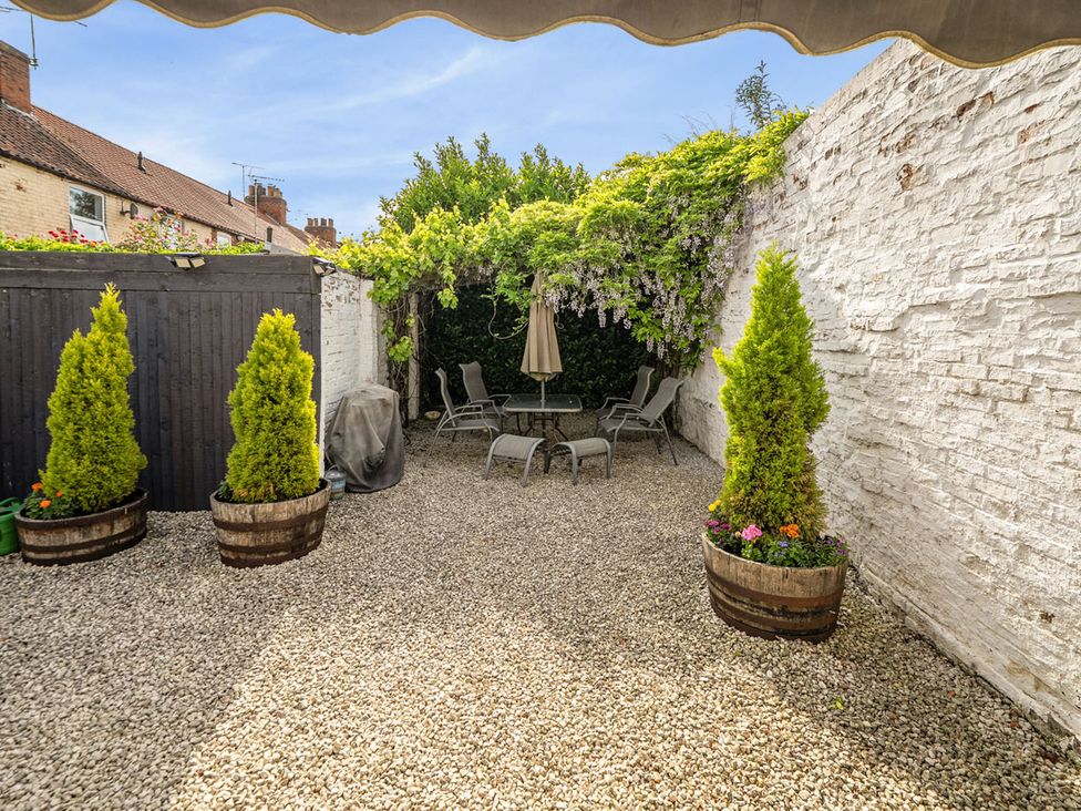 A garden with seating area and potted plants at Cozy Cottage sleeps 4 in Barton upon Humber
