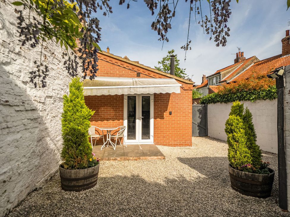 A garden with a patio and seating area at Cozy Cottage sleeps 4 in Barton upon Humber