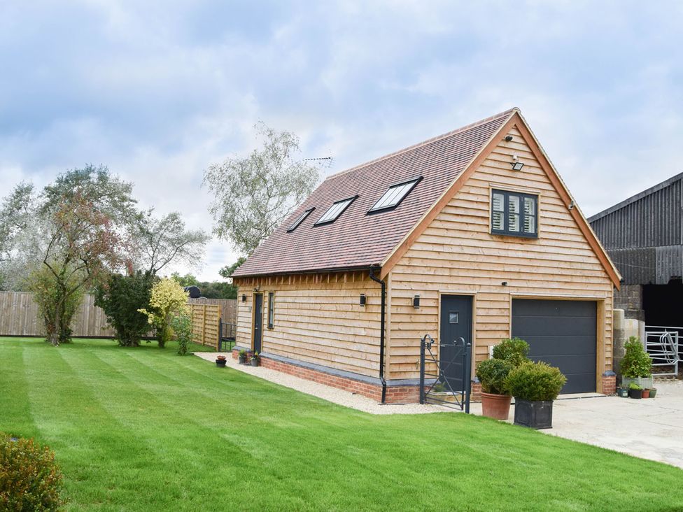 A house with a garage and garden at 1bed Pet Friendly nr Bicester village near Bicester