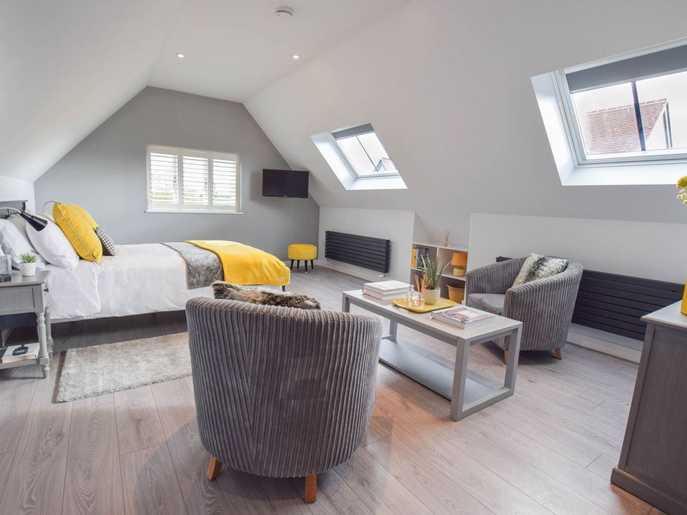 A bedroom with a bed and chairs at 1bed Pet Friendly nr Bicester village near Bicester
