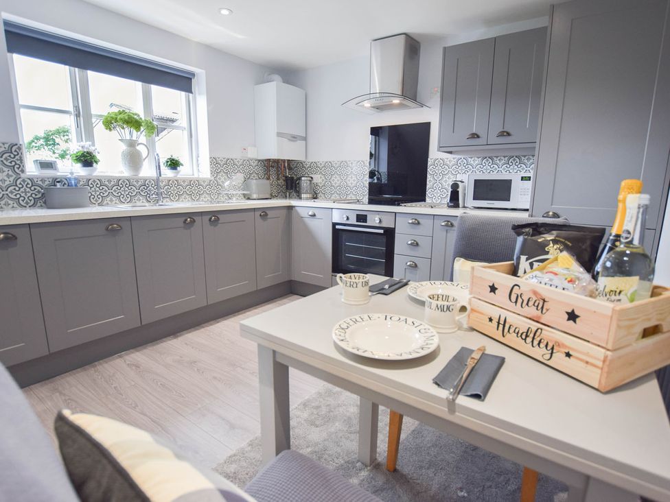 A kitchen with cabinets and appliances at 1bed Pet Friendly nr Bicester village near Bicester