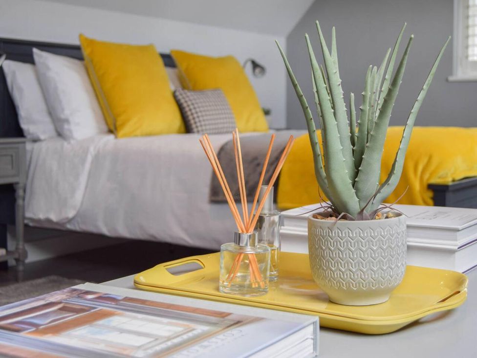 A bedroom with a bed and plant decorations at 1bed Pet Friendly nr Bicester village near Bicester