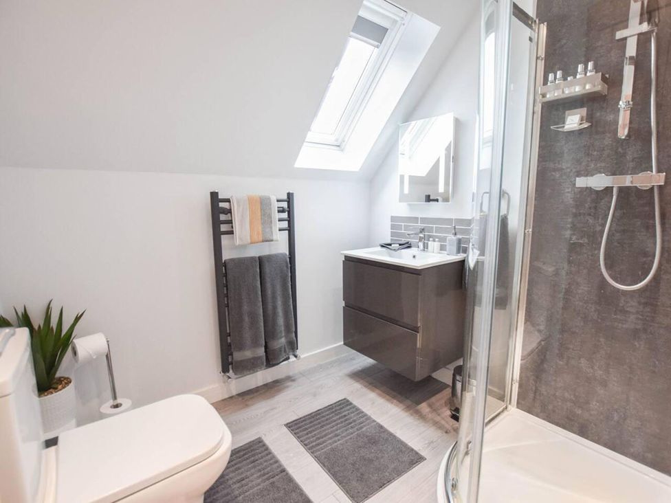 A bathroom with a sink, shower, toilet, and towel rack at 1bed Pet Friendly nr Bicester village near Bicester