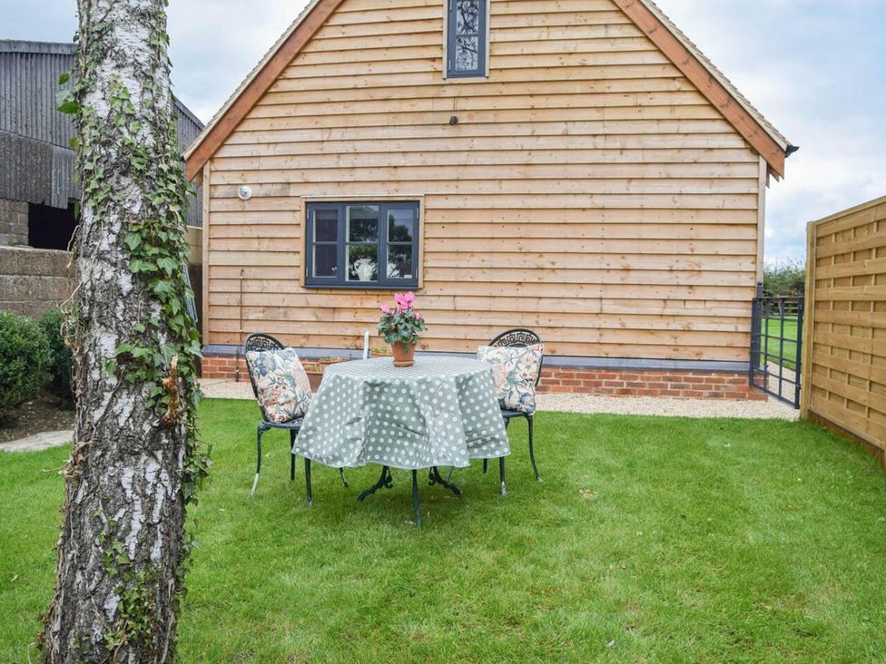A table and chairs in outdoor area at 1bed Pet Friendly nr Bicester village near Bicester