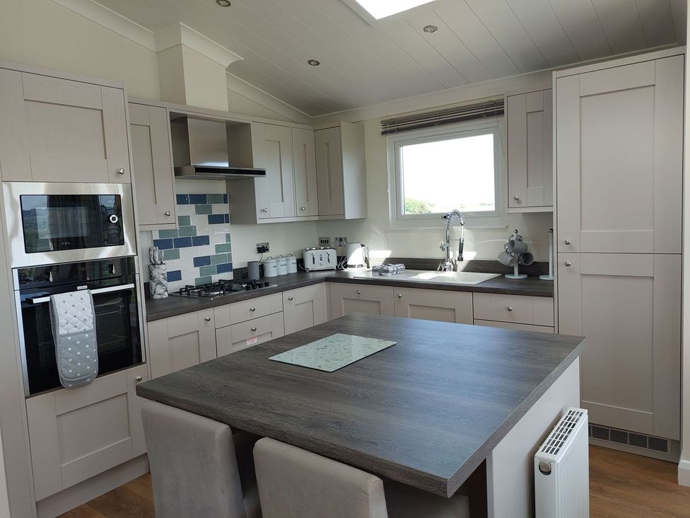 A kitchen with cabinetry and appliances at 2 Bedroom Sleeps 4 Lodge Smart Tv Hot tub Dogs Ok near Lochwinnoch