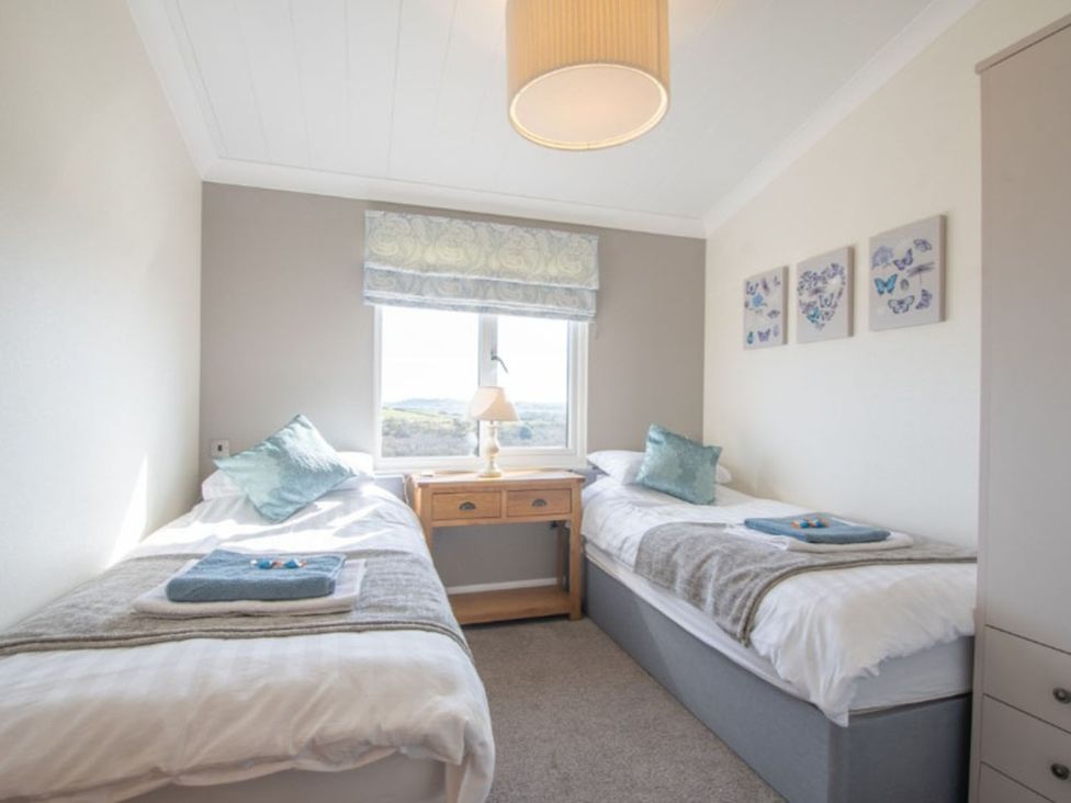 A bedroom with two single beds and a lamp at 2 Bedroom Sleeps 4 Lodge Smart Tv Hot tub Dogs Ok near Lochwinnoch