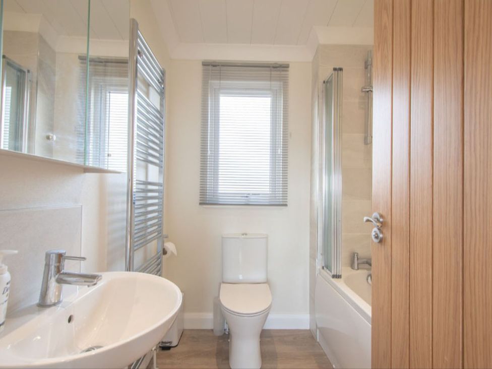 A bathroom with a sink, toilet, and bathtub at 2 Bedroom Sleeps 4 Lodge Smart Tv Hot tub Dogs Ok near Lochwinnoch
