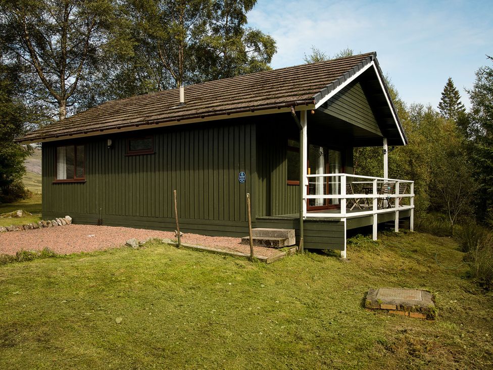 A lodge with deck and railings at 2 bedroom lodge with free WiFi and mountain view near Crianlarich