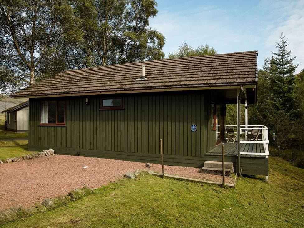 A lodge with a porch and window at 2 bedroom lodge with free WiFi and mountain view near Crianlarich