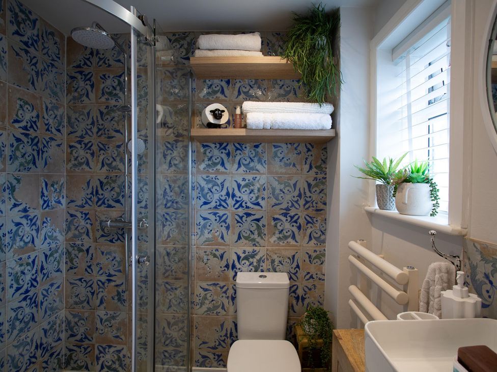 A bathroom with a shower, toilet, and sink at Cozy Wetherby Retreat in Wetherby