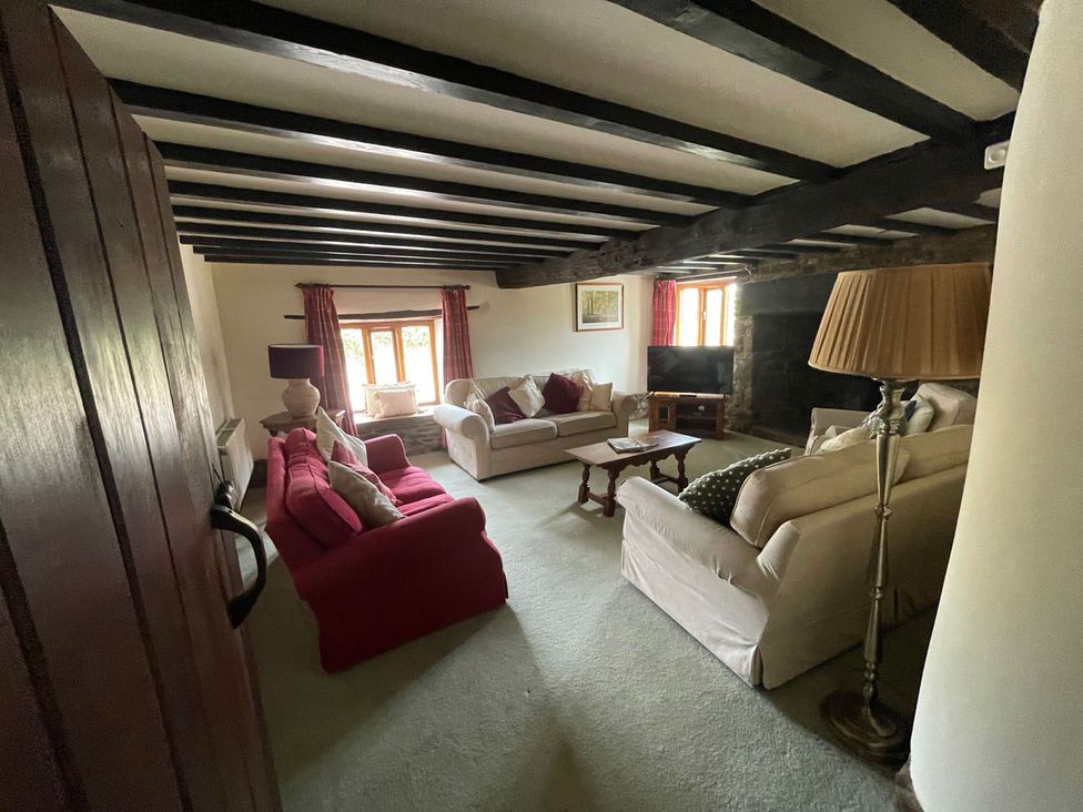 A living room with sofas and a coffee table at The Old Barn in Manchester