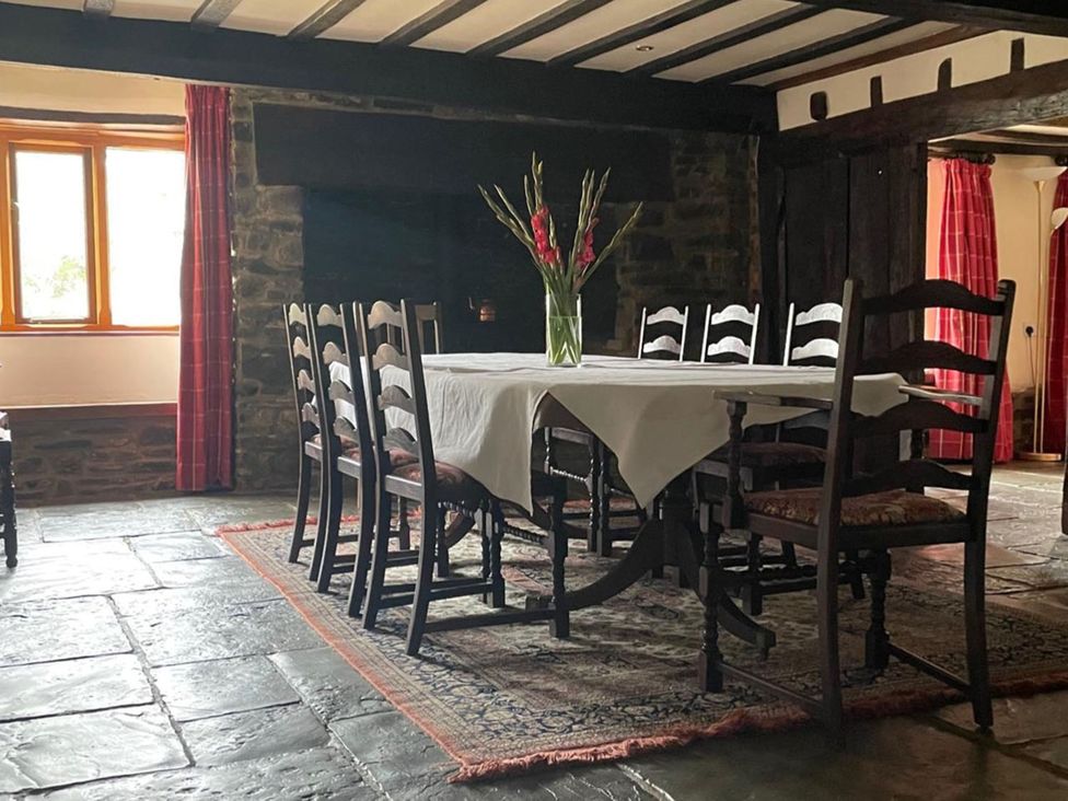 A dining room with a table and chairs at the property