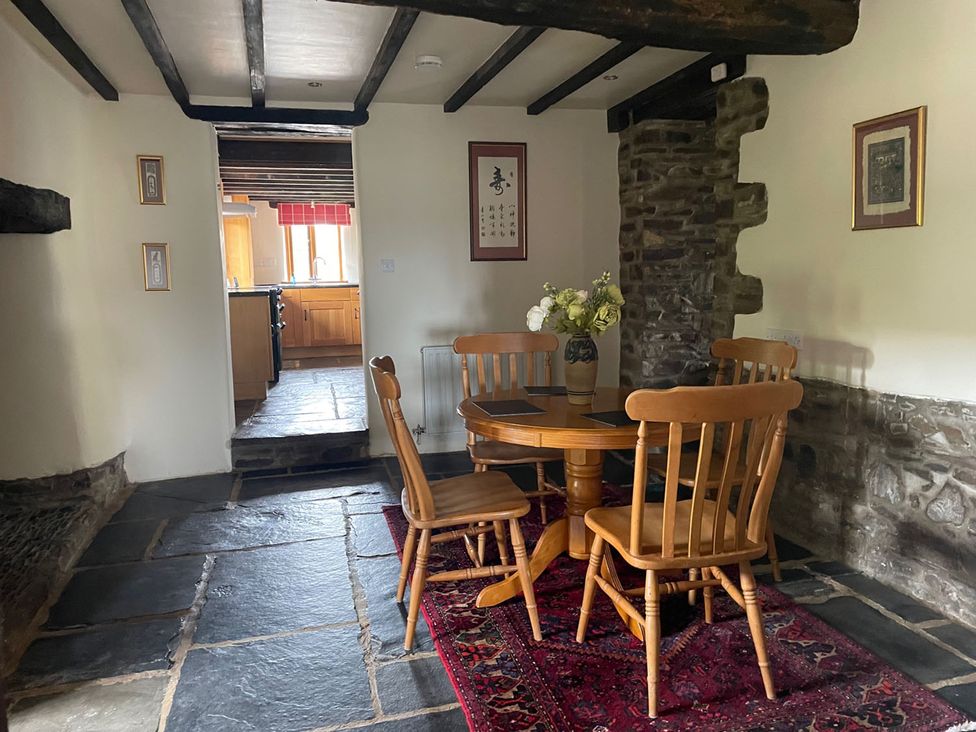 A dining room with a table and chairs at the property in 