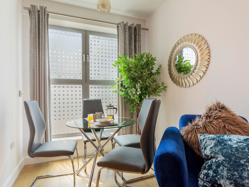 A dining area with table and chairs at Queens Lodge Sleeps 2 with Welcome Pack Redhill