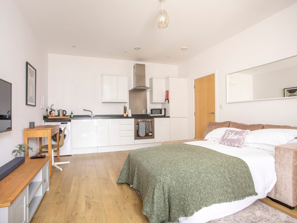 A studio apartment with a bed and a kitchen at Queens Lodge Sleeps 2 with Welcome Pack in Redhill