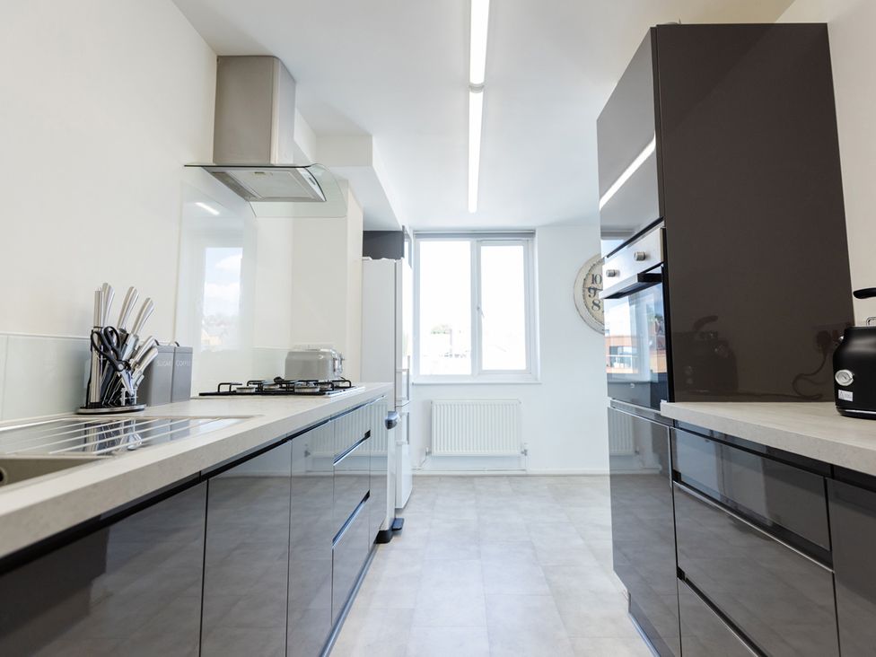 A kitchen with stove and sink at Apartment Sleeps 6 Parking WiFi in Guildford