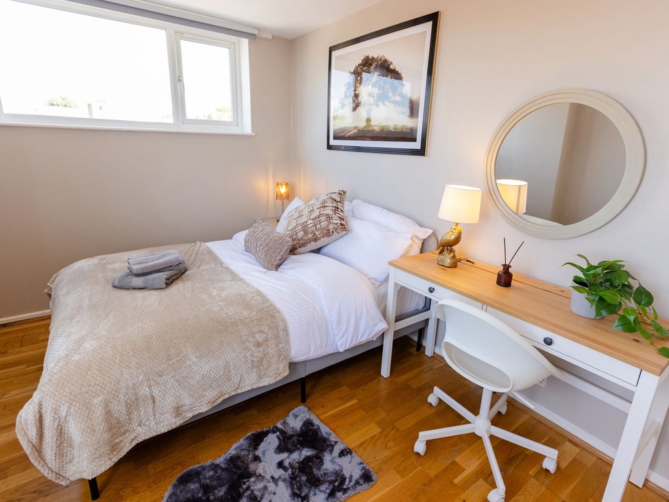 A bedroom with a bed and desk at Apartment Sleeps 6 Parking WiFi in Guildford