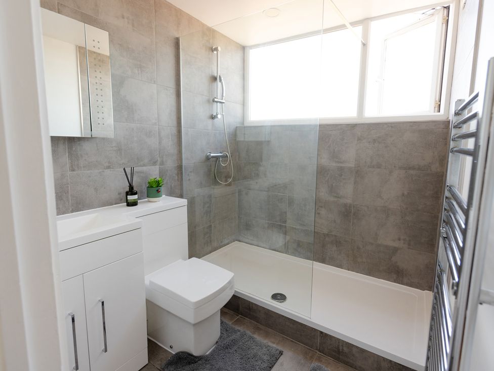 A bathroom with a shower, toilet, and sink at Apartment Sleeps 6 Parking WiFi in Guildford