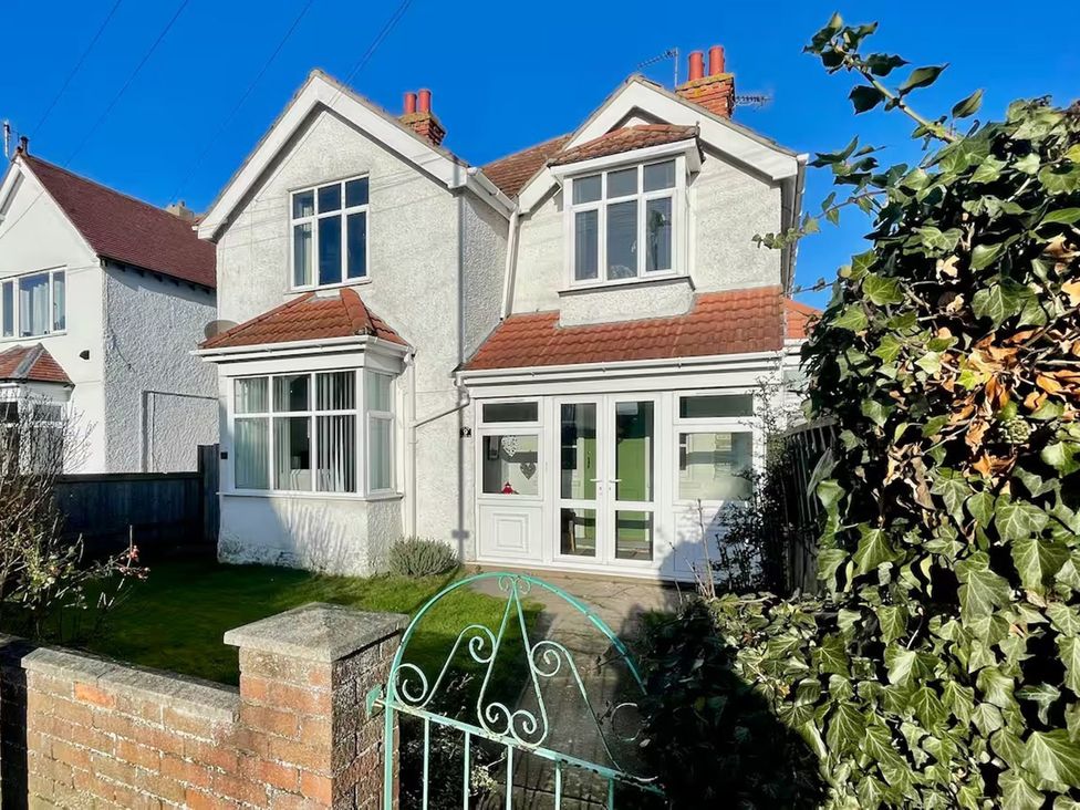 A house with a garden and gate at 5 Bed Villa Sleeps 10 Pets Garden Parking Skegness