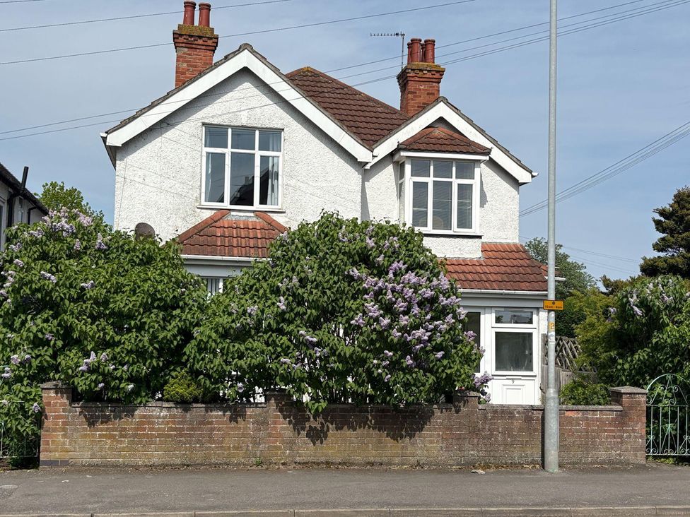A house with bushes in front at 5 Bed Villa Sleeps 10 Pets Garden Parking in Skegness