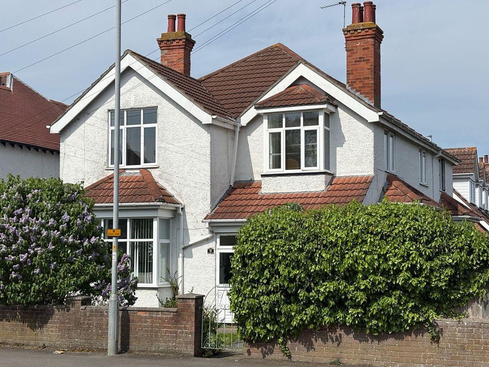 A house with windows and greenery at 5 Bed Villa Sleeps 10 Pets Garden Parking Skegness