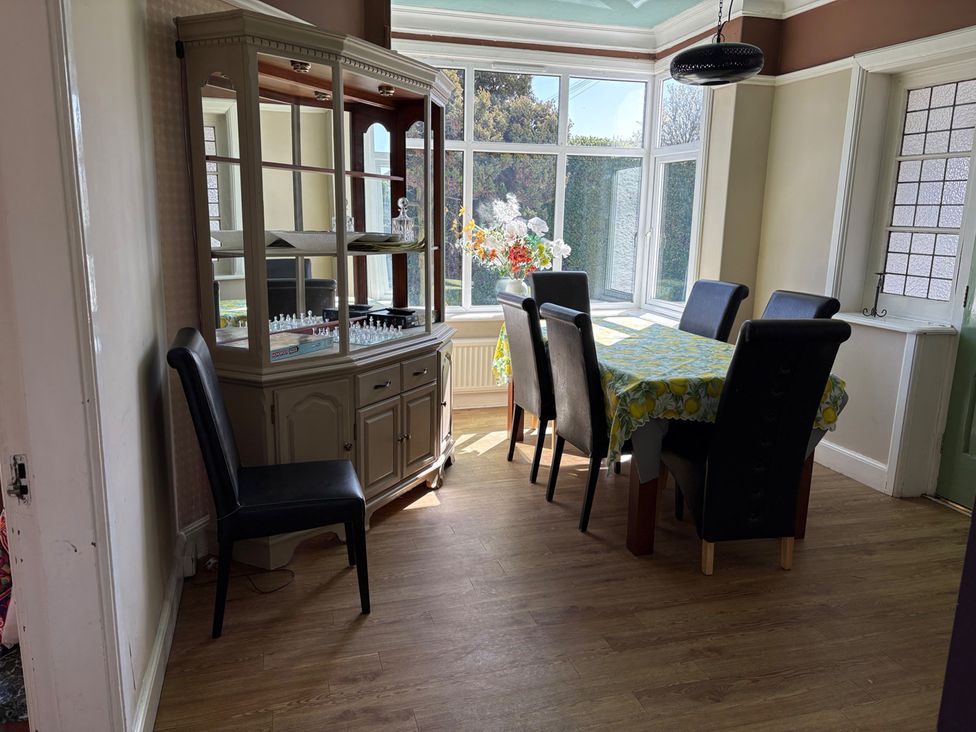 A dining room with a table and chairs at 5 Bed Villa Sleeps 10 Pets Garden Parking in Skegness