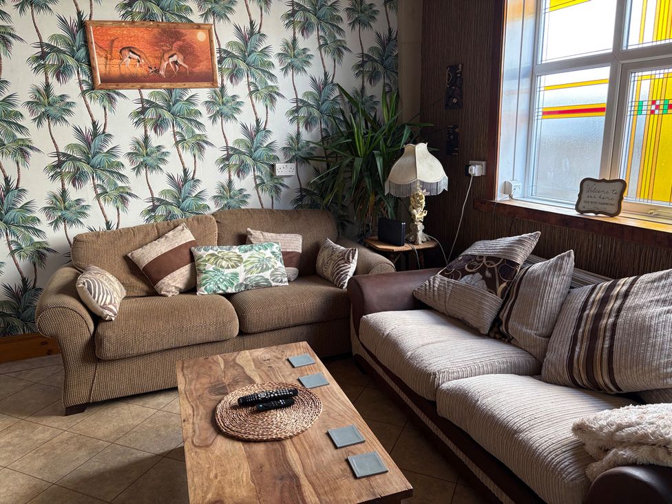 A living room with two sofas and a coffee table at 5 Bed Villa Sleeps 10 Pets Garden Parking in Skegness