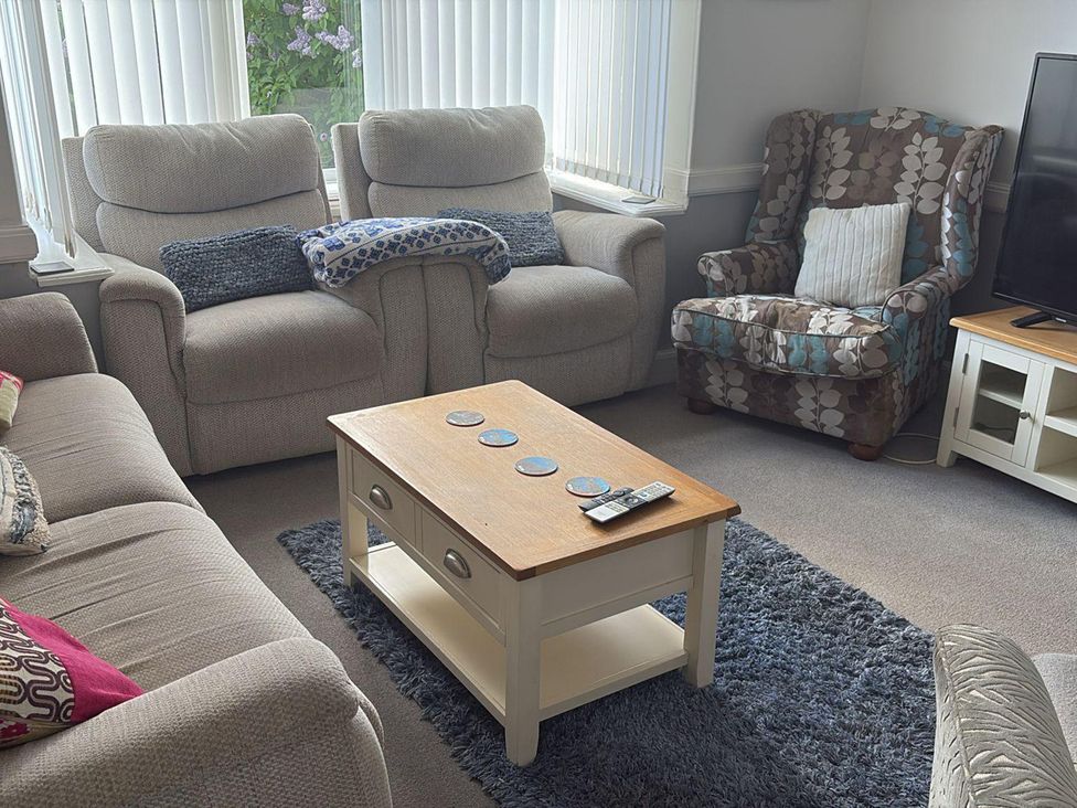 A living room with two recliner sofas and a coffee table at 5 Bed Villa Sleeps 10 Pets Garden Parking in Skegness