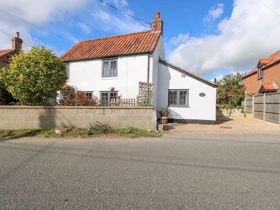 A house with garden and fence at Hollyhedge Cottage in Briston