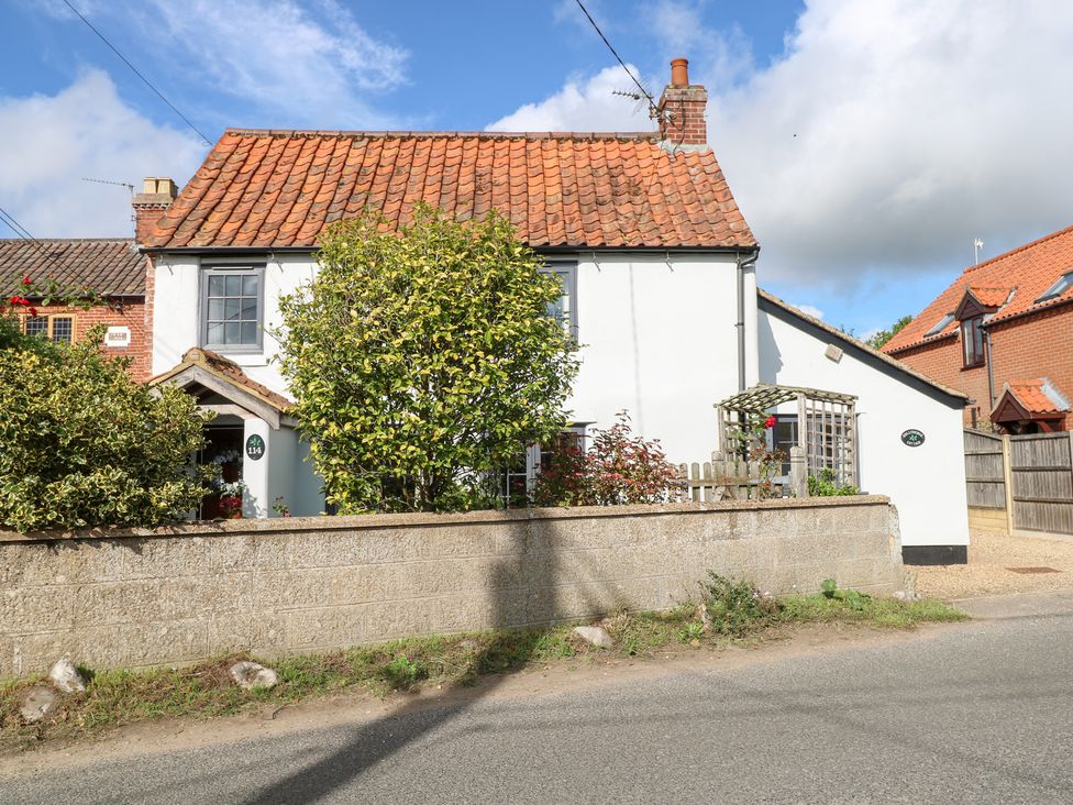 A house with garden and fence at Hollyhedge Cottage in Briston