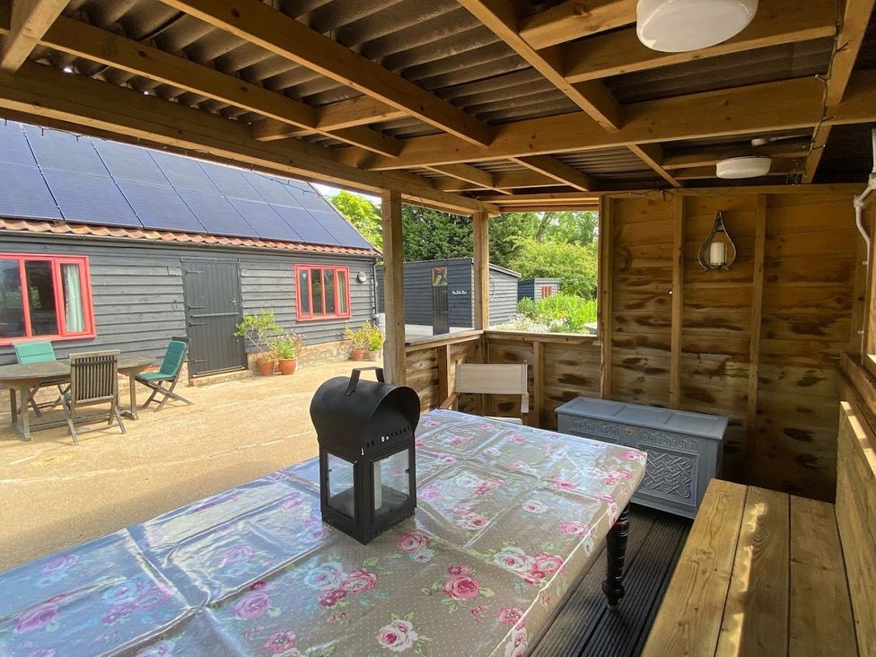An outdoor dining area with a table and chairs at Pet Friendly 3Bed Barn Sleeps 7 Parking Garden in Westhall near Halesworth