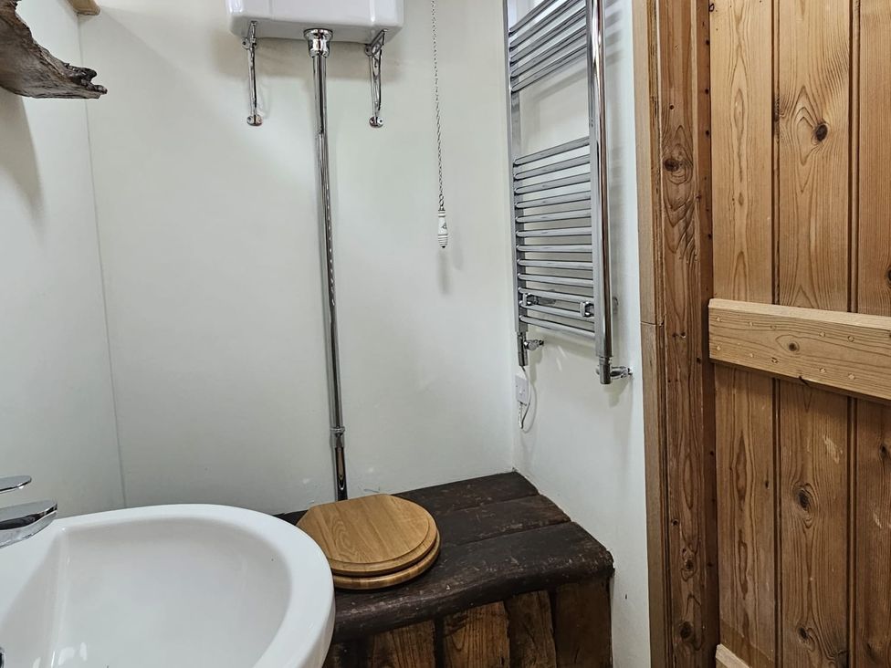 A bathroom with a sink and toilet at Pet Friendly 3Bed Barn Sleeps 7 Parking Garden Westhall near Halesworth