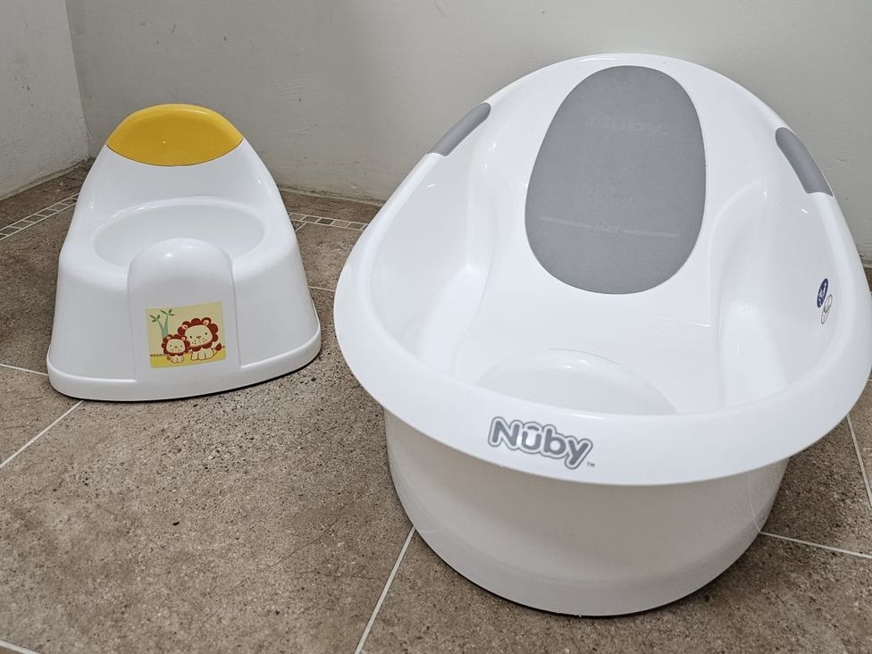 A toilet training seat and a baby bath tub at Pet Friendly 3Bed Barn Sleeps 7 Parking Garden Westhall near Halesworth