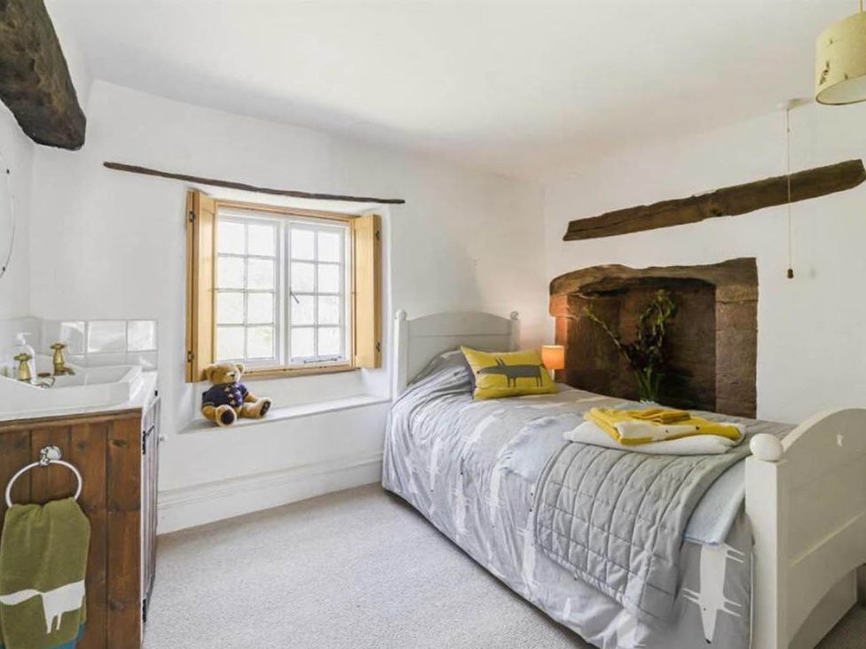 A bedroom with a single bed and window at 17th Century Farmhouse Near Silverstone Circuit, Tiffield
