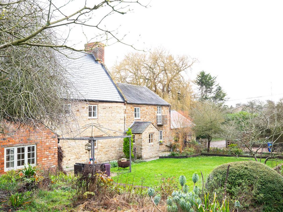 A house with a garden and trees at 17th Century Farmhouse Near Silverstone Circuit Tiffield