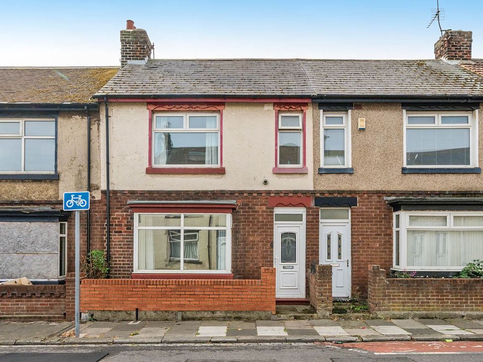 A row of houses with brick walls and windows at Cosy Hartlepool Home Sleeps 5 Pet Friendly WiFi in Hartlepool