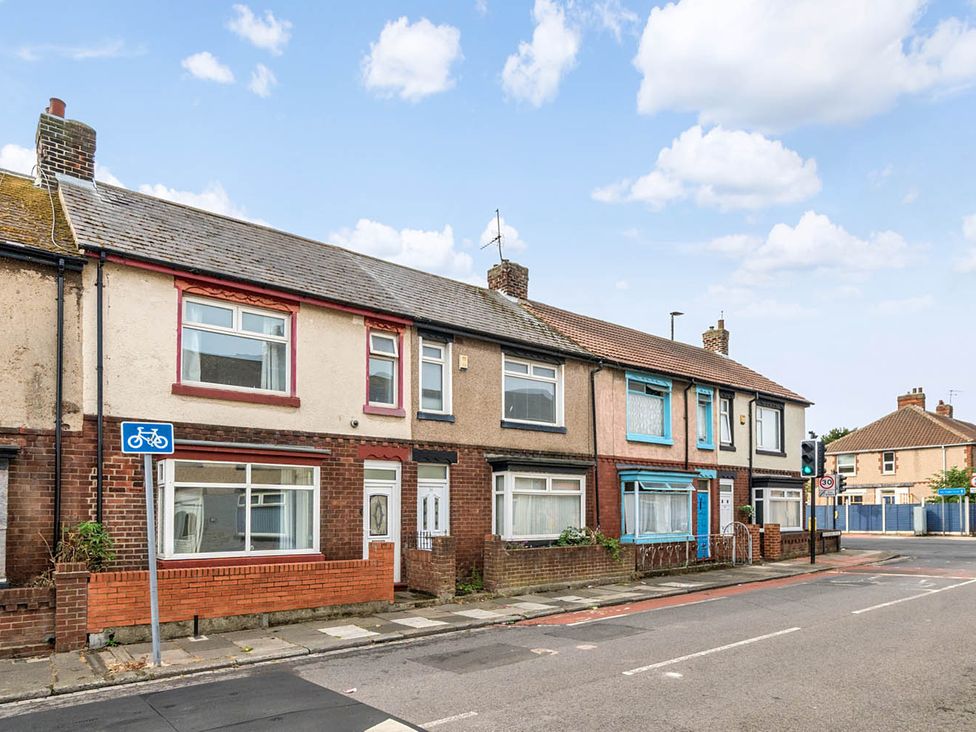 A row of houses on a street with bicycle and traffic signs at Cosy Hartlepool Home Sleeps 5 Pet Friendly WiFi, Hartlepool