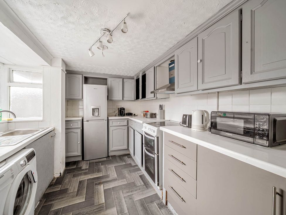 A kitchen with appliances and countertops at Cosy Hartlepool Home Sleeps 5 Pet Friendly WiFi in Hartlepool