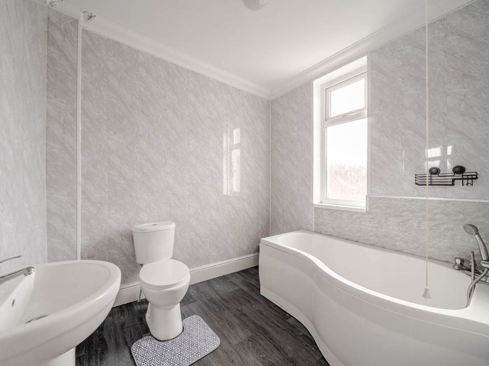 A bathroom with a bath tub, toilet, and sink at Cosy Hartlepool Home Sleeps 5 Pet Friendly WiFi in Hartlepool