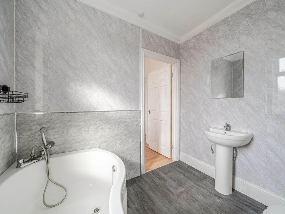 A bathroom with a bathtub and sink at Cosy Hartlepool Home Sleeps 5 Pet Friendly WiFi, Hartlepool