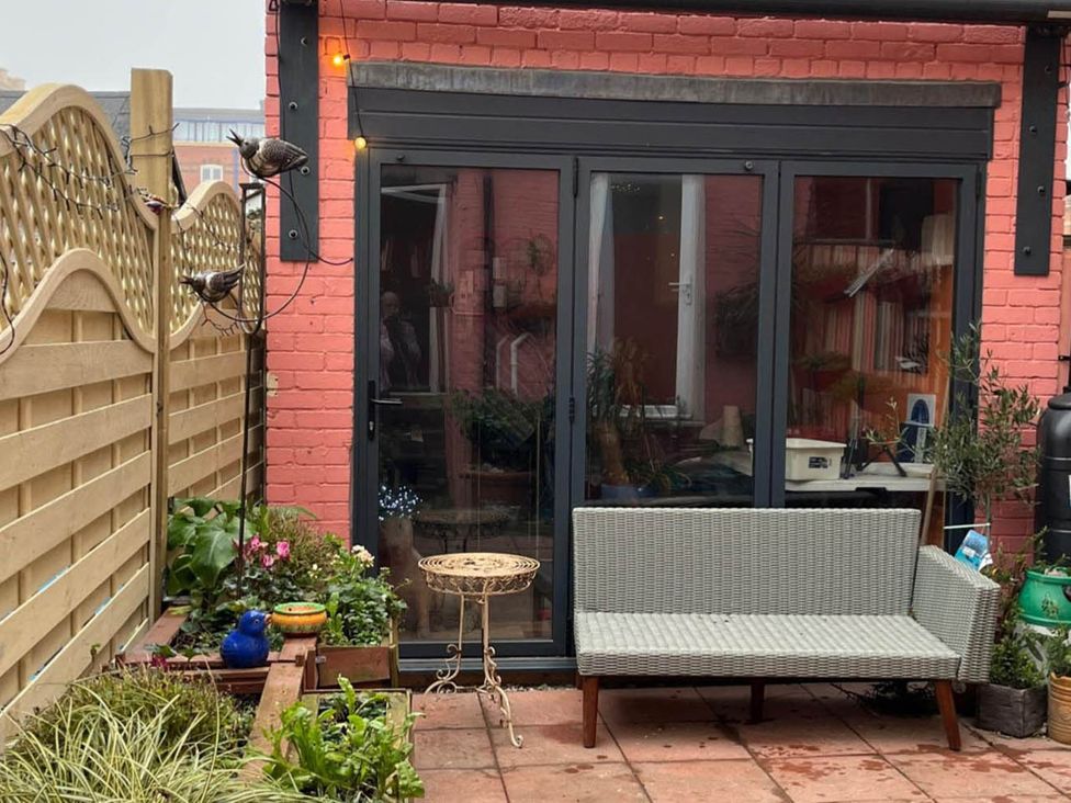 A garden with plants and a bench at 1bed apartment nr beach with garden, Margate
