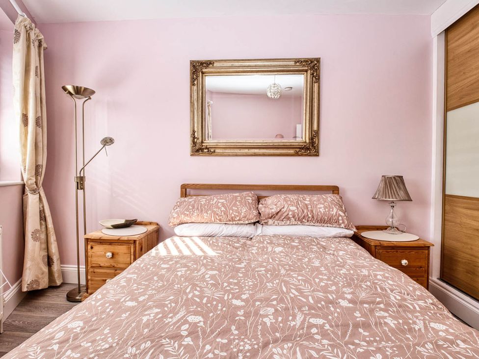 A bedroom with a bed and bedside tables at 1bed apartment nr beach with garden in Margate