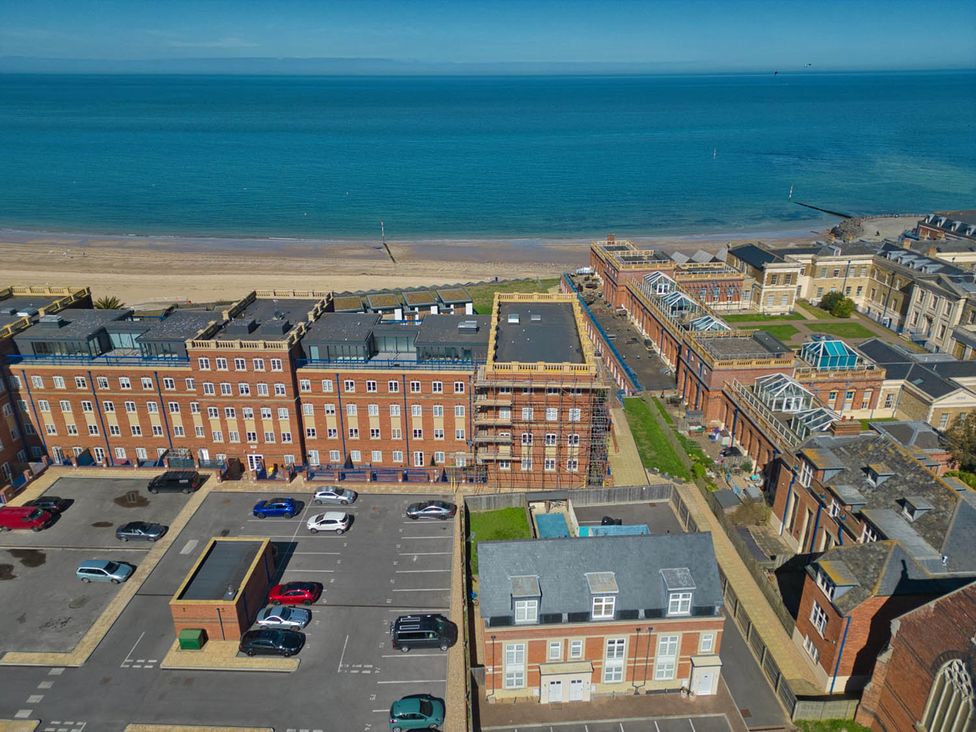 An aerial view of buildings near the beach at 1bed apartment nr beach with garden Margate