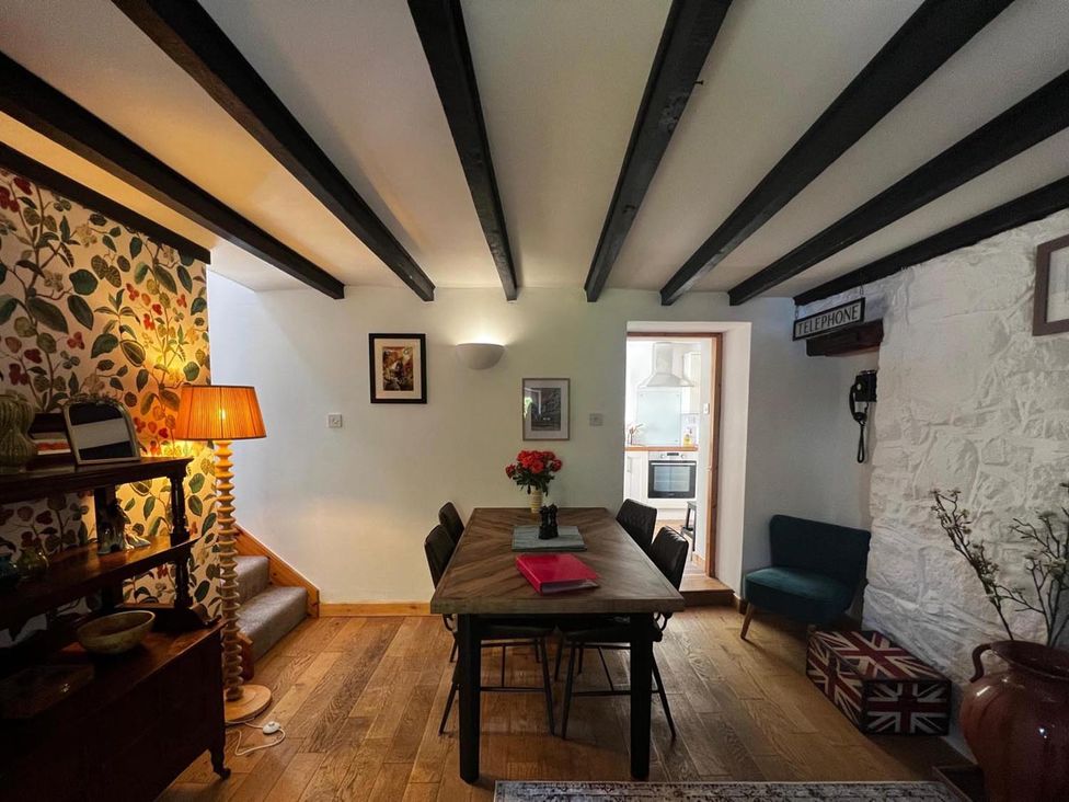 A dining room with a table and chairs at Cosy Cottage Retreat in Edinbane