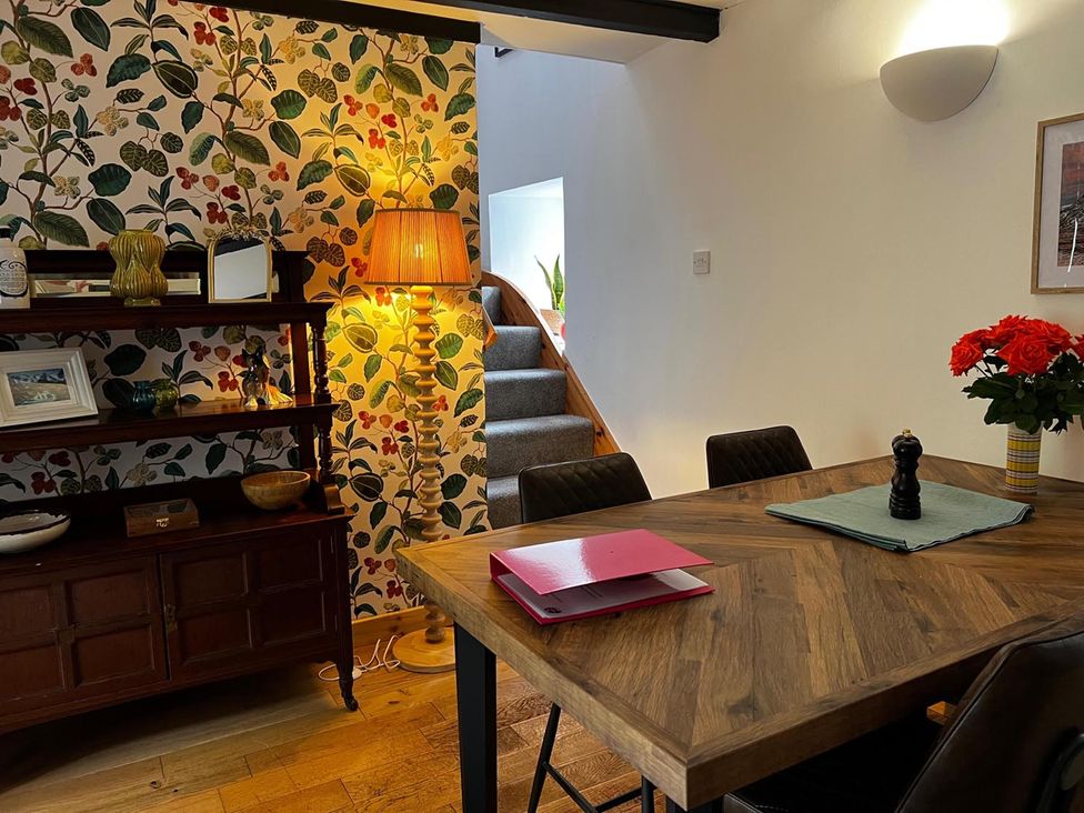 A dining room with a table and chairs at Cosy Cottage Retreat in Edinbane near Portree