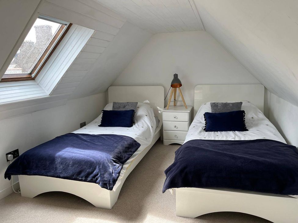 A bedroom with twin beds and a lamp at Costal Cottage Boddam Sleeps6 Pet Friendly Boddam