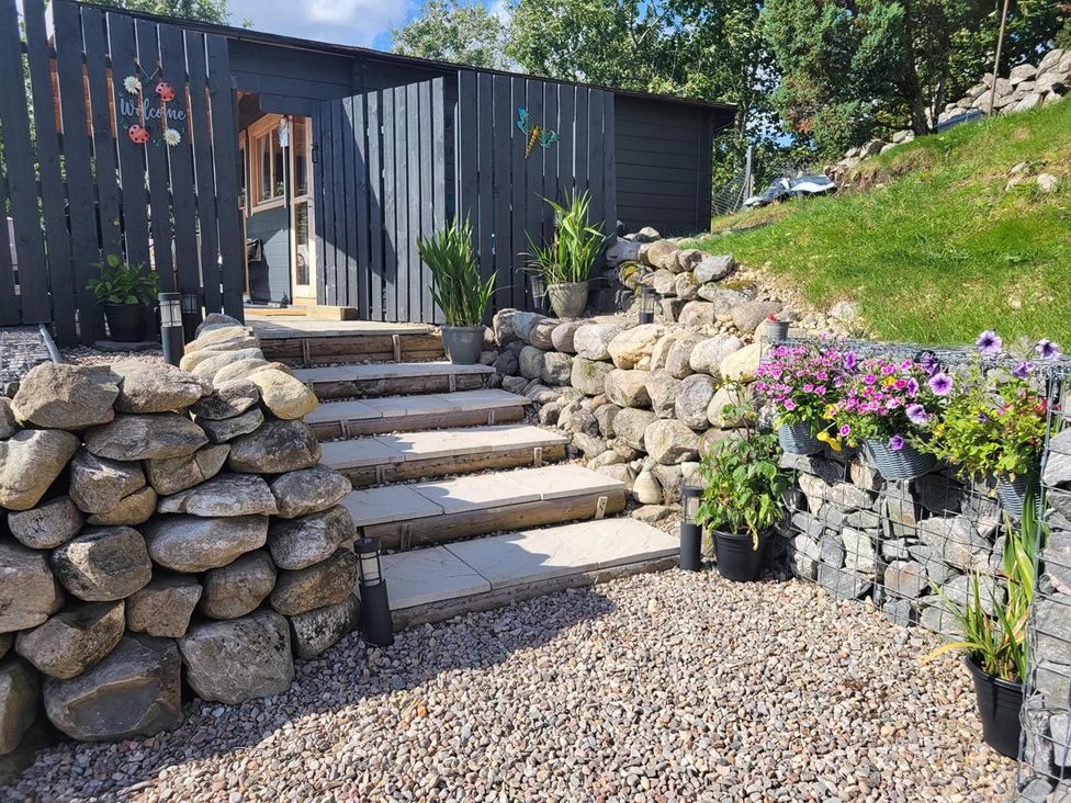 An outdoor area with steps and flower pots at Fairvine Cabin Fort Augustus Mtn View Pet Friendly Fort Augustus