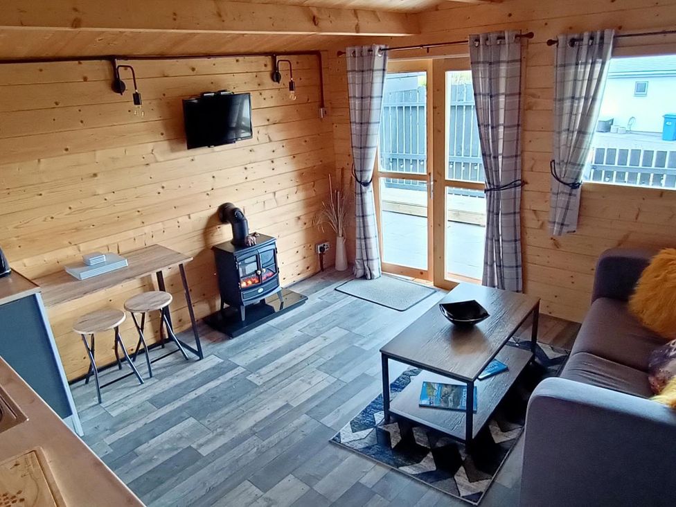 A living room with a tv and seating area at Fairvine Cabin Fort Augustus Mtn View Pet Friendly in Fort Augustus