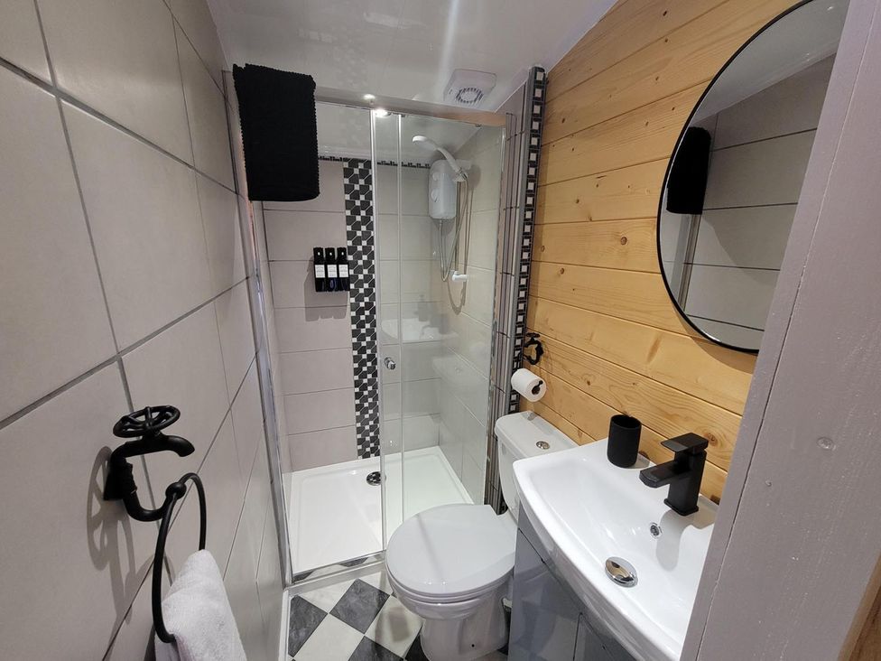A bathroom with a shower, toilet and sink at Fairvine Cabin Fort Augustus Mtn View Pet Friendly Fort Augustus